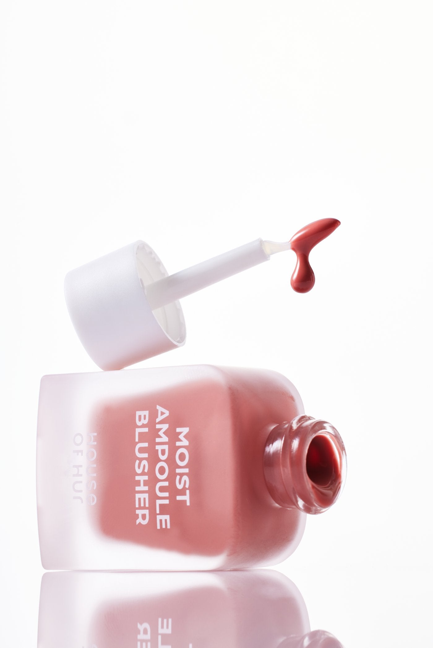 House of HUR Moist Ampoule Blusher Rose Brown – model shot